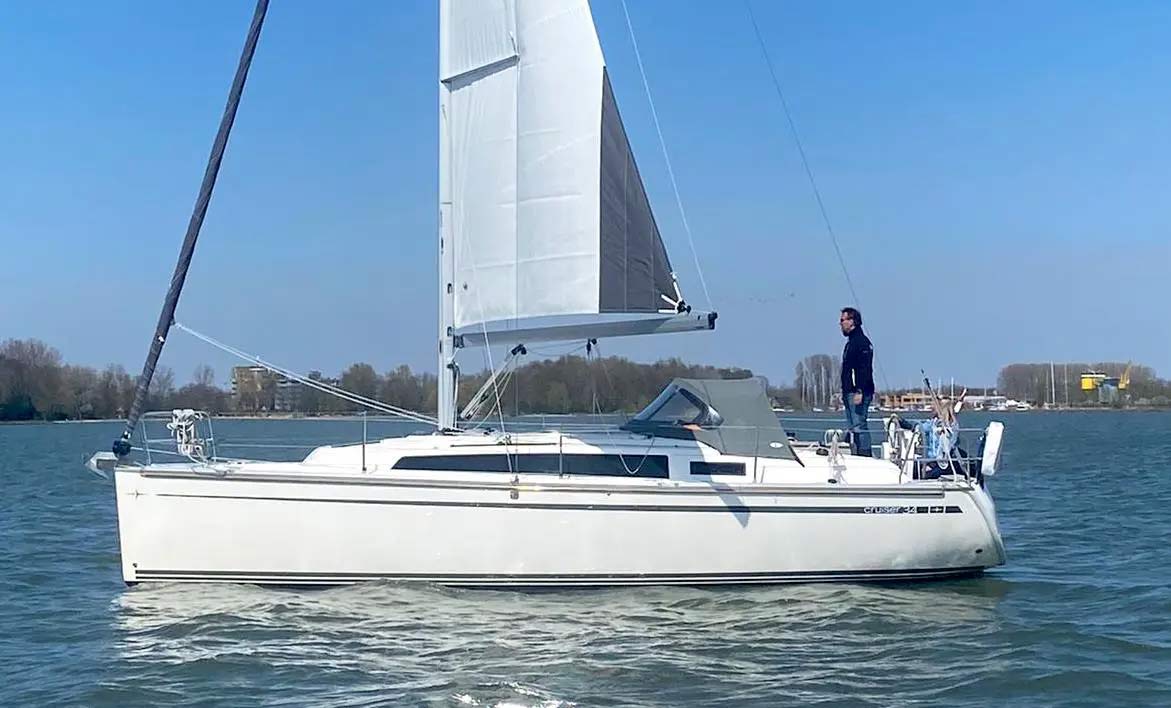 Bavaria 34 Flow huren zijaanzicht