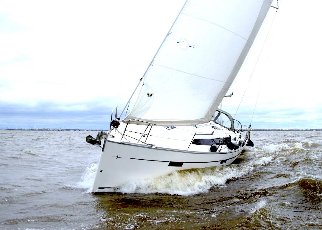 Bavaria 37 Zephyr huren zeilend voorkant