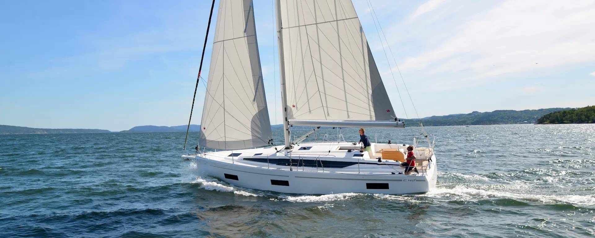 Bavaria 42C Avesto verhuur zijaanzicht